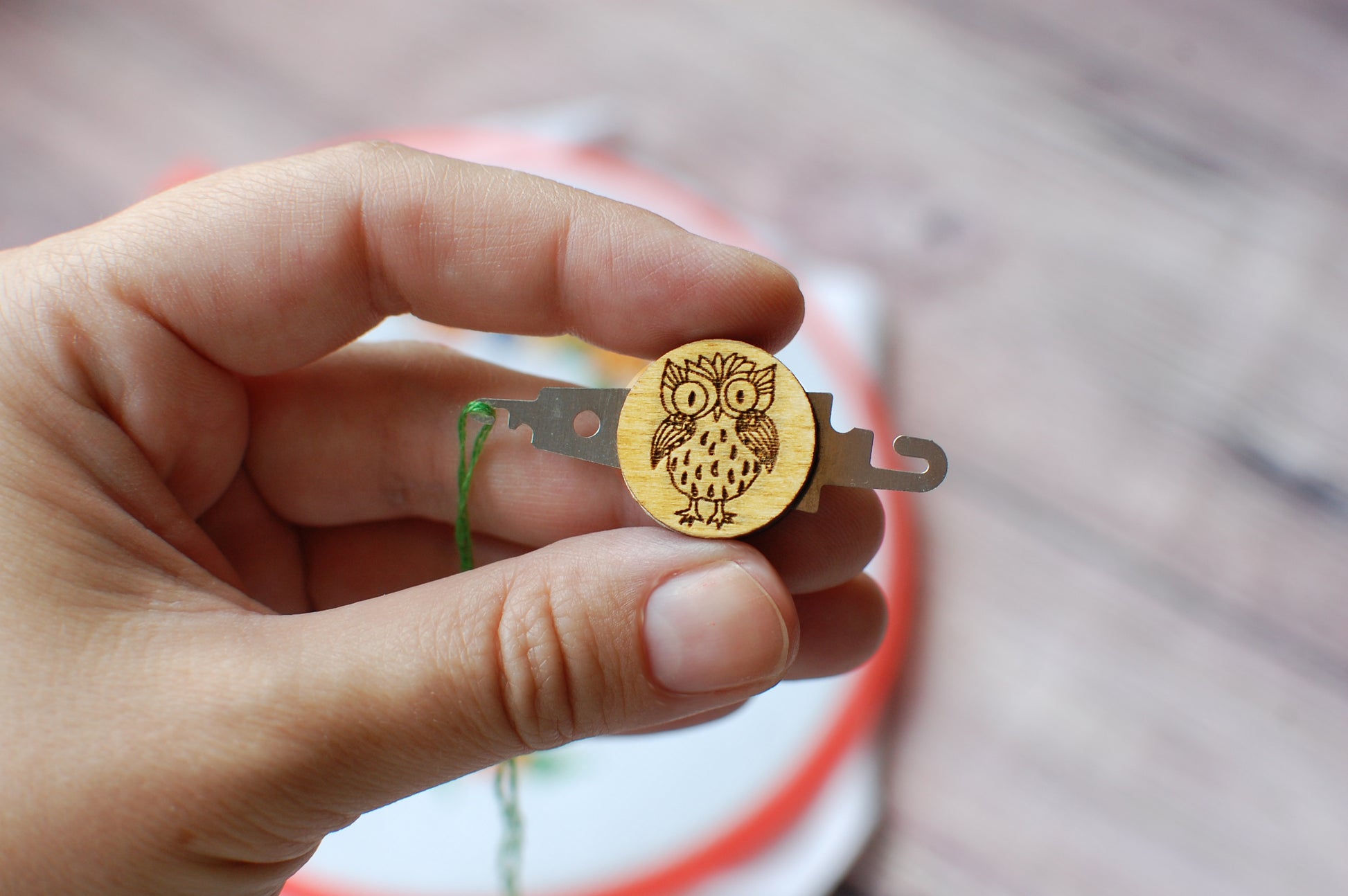 English: needle threader for cross stitch and embroidery
Spanish: enhebrador de agujas para punto de cruz y bordado
French: enfile-aiguille pour point de croix et broderie
German: Nadeleinfädler für Kreuzstich und Stickerei