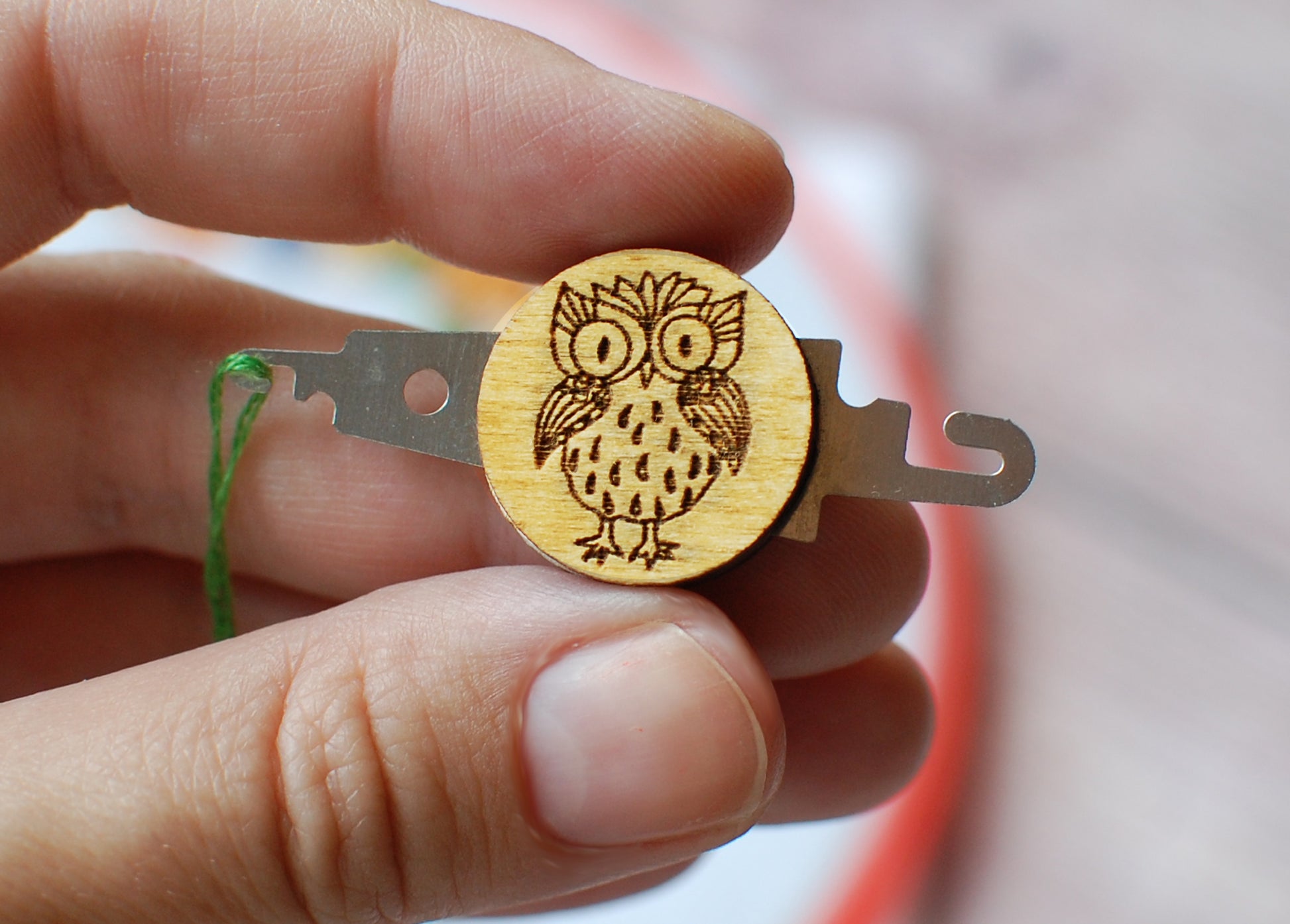 English: needle threader for cross stitch and embroidery
Spanish: enhebrador de agujas para punto de cruz y bordado
French: enfile-aiguille pour point de croix et broderie
German: Nadeleinfädler für Kreuzstich und Stickerei