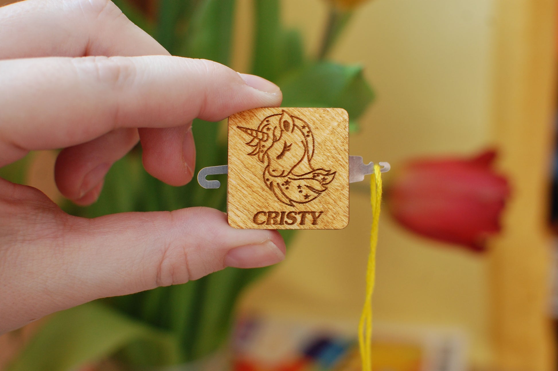 ¡Una pequeña y práctica herramienta que marca la diferencia en tu experiencia de costura!
Enhebrador de agujas (1 unidad)  Needle threader dariamakes